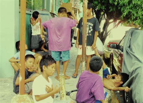 Nagpaubaya sa tambay sa kanto .